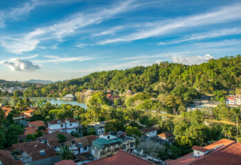 Fototapeta premium Explore Kandy in Sri Lanka: Tranquil Lake Views, Bustling Market Hall Experiences, and Cultural Highlights in the Hill Capital