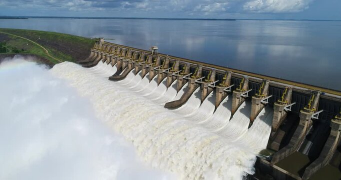 Turucur&iacute; Par&aacute; Brasil hidrel&eacute;trica de Tucuru&iacute;, comportas abertas, agu&aacute; jorrando, Lago