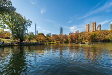 Fototapeta premium Edificios y lago en el parque central de manhattan