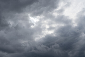 photo Captivating Overcast Sky with Dark Clouds Signaling Upcoming Weather Patterns and Atmospheric...