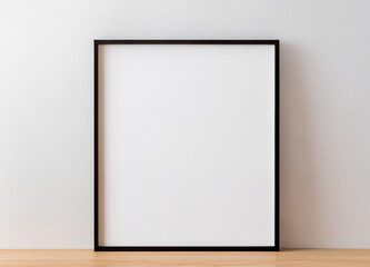 Leerer Bilderrahmen mit dünner schwarzer Umrandung für kreative Motive