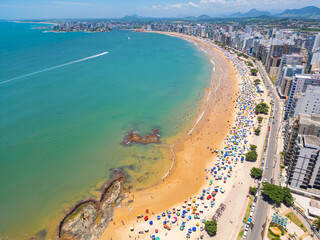 Imagem aérea de drone da praia do morro, condomínio Aldeia da Praia e Praia da Cerca em Guarapari. Linda cidade turística no sul do Espírito Santo em um dia ensolarado, região tropical do Brasil. © tiagomontes