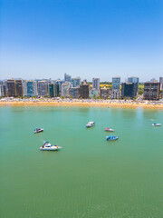 Imagem a&eacute;rea de drone da praia do morro, condom&iacute;nio Aldeia da Praia e Praia da Cerca em Guarapari. Linda cidade tur&iacute;stica no sul do Esp&iacute;rito Santo em um dia ensolarado, regi&atilde;o tropical do Brasil.