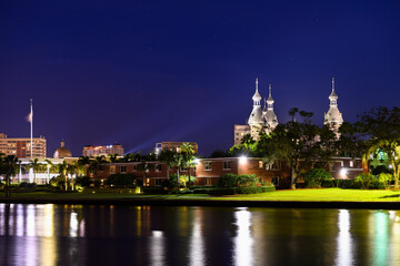 Obraz premium Long exposure of the Hillsborough River with the University of Tampa across the river and city buildings in the background.