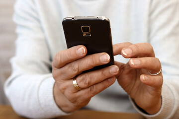 Frau hält ein Handy in der Hand