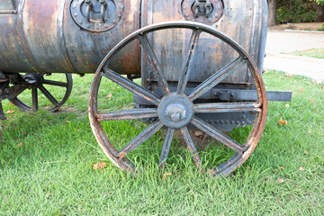 rueda de fierro antigua de una locomotora vieja
