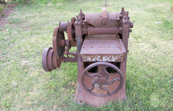 antigua y oxidada m&aacute;quina para cepillar madera,  corroida por el paso del tiempo