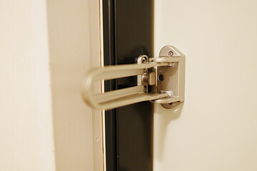 防犯用のロック中のドアガード