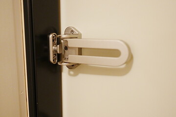 防犯用のロックを外しているドアガード