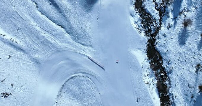 Remont&eacute;e vers le haut des pistes de ski