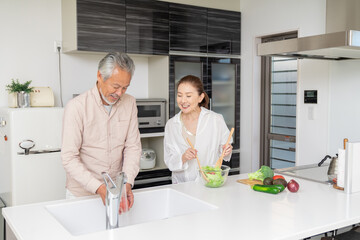 料理をするシニアカップル