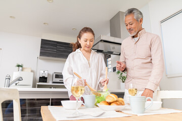 料理をするシニアカップル