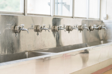 学校にある水道・手洗い場・手洗いシンク・水飲み場
