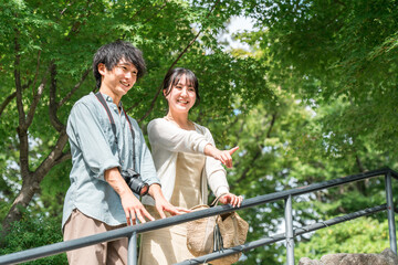 国内旅行で街歩き・観光ツアーをする若い夫婦・カップル
