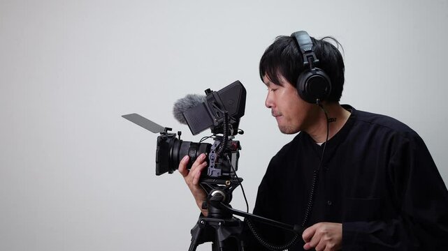 映像カメラマンの男性