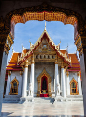 Fototapeta premium Marble Temple (Wat Benchamabophit Dusitvanaram). Buddhist temple in Bangkok, Thailand. Arch view.
