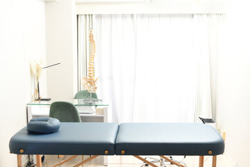 整骨院のマッサージベッドがある部屋