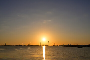 名港トリトンと日の出の風景