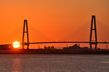 名港トリトンと日の出の風景