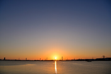 名港トリトンと日の出の風景
