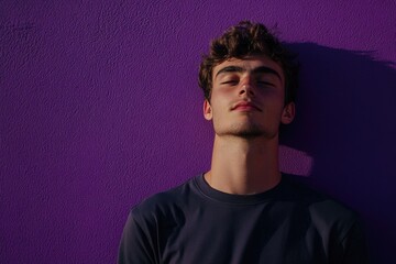 Obraz premium Young man on purple wall
