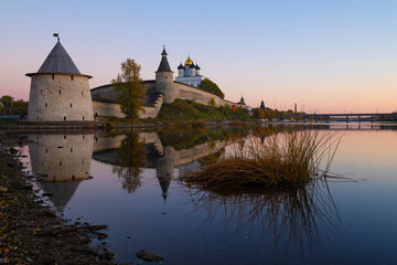 Obraz premium October twilight on the Velikaya River at the ancient Pskov Kremlin. Pskov, Russia