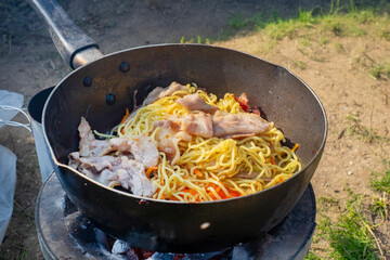 外でソース焼きそばを作る
