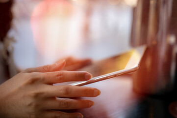 Obraz premium Social media marketing concept. Women hand using digital tablet or smartphone typing, chatting conversation in chat box icons pop up