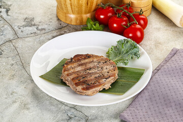 Grilled tuna medallion in the plate