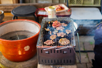 牛タンを焼く