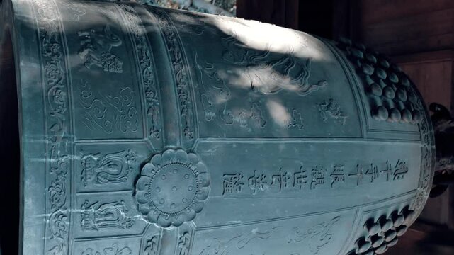 日本のお寺にある鐘を1回つく（音声同録）【縦型動画】