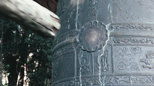 日本のお寺にある鐘を1回つく（音声同録）