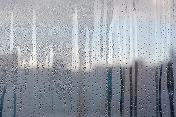 寒い朝に結露したガラス窓の室内