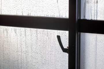 寒い朝に結露したガラス窓の室内