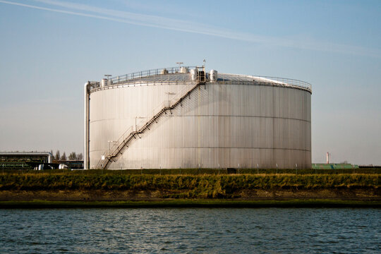 Liquid cargo, oil, petrolium storage tank in oil terminal