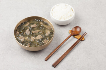 Soup made by boiling beef and seaweed.