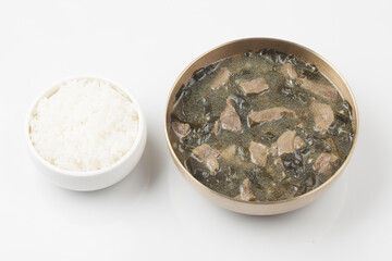 Soup made by boiling beef and seaweed.