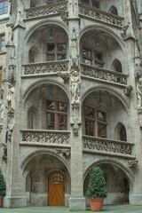 Obraz premium This is part of the New Town Hall in Munich, Germany. The Gothic architecture is intricate and striking. The sculptures and arches adorn the impressive facade with elegance.