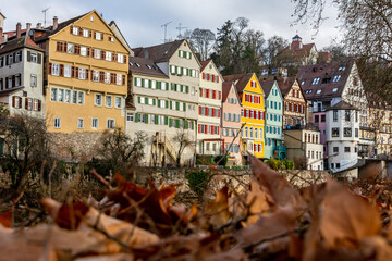 Obraz premium Picturesque historic houses of the old town of Tübingen at the riverbank in winter