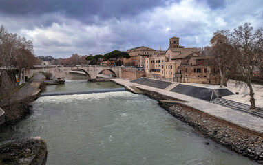 Fototapeta premium Tiber River and Bridge in Trastevere, Rome