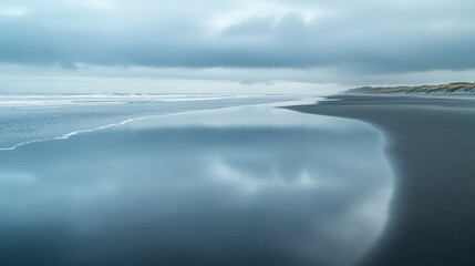 Obraz premium Calm ocean with a sandy beach, large copyspace in the empty horizon 