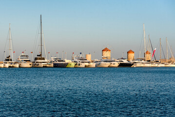Obraz premium Windmills at the seafront in the city of Rhodes in Rhodes island