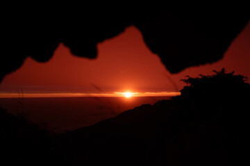 Amanecer desde el interior de una cueva 
