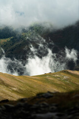 Nubes sinuosas por la montaña