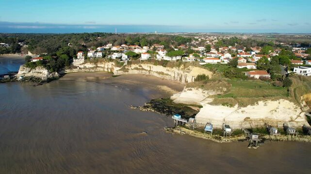 The town of Meschers-sur-Gironde, located in Charente-Maritime, is renowned for its majestic cliffs overlooking the Atlantic Ocean.