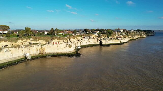 The town of Meschers-sur-Gironde, located in Charente-Maritime, is renowned for its majestic cliffs overlooking the Atlantic Ocean.
