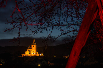 Église mixte fortifiée de Hunawihr sous le ciel nocturne : beauté architecturale dans le Pays de Ribeauvillé, CEA, Alsace, Grand Est, France