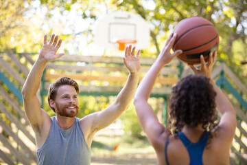 Obraz premium woman against a man couple playing basketball