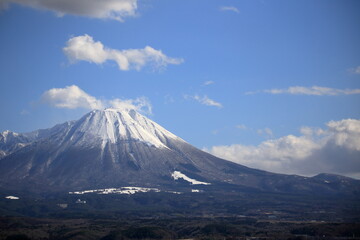 Fototapeta premium 鳥取県米子市から青空が広がる冬の伯耆大山