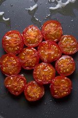 Tomates prontos para se trasformarem em molho de tomate para pizza e pastas